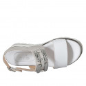 Sandalia para mujer con accesorio en piel bianca y gris cuña 4 - Tallas disponibles:  43, 45, 46