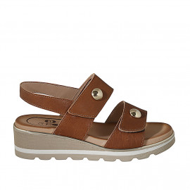 Sandale pour femmes avec fermeture velcro et goujons en cuir cognac talon compensé 4 - Pointures disponibles:  42, 44