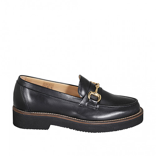 Woman's loafer with accessory in...