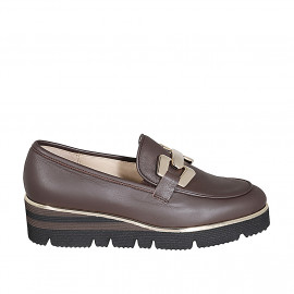 Mocasin pour femmes en cuir marron avec accessoire talon compensé 4 - Pointures disponibles:  42, 43, 45, 46