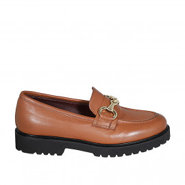 Mocasín para mujer con accesorio y plantilla extraible en piel cognac tacon 3 - Tallas disponibles:  32, 33, 43, 44, 45, 46