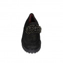 Mocasín para mujer con accesorio con perlas y plantilla extraible en gamuza negra tacon 3 - Tallas disponibles:  42, 43, 44, 45, 46