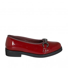 Ballerine avec accessoire et bout droit pour femmes en cuir verni bordeaux talon 3 - Pointures disponibles:  32, 33, 43, 44