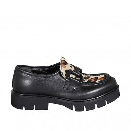 Mocassino da donna con accessorio in pelle nera e pelle di vitello con pelo maculata tacco 3 - Misure disponibili: 35, 45