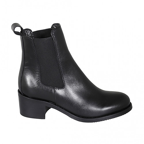 Woman's round ankle boot with elastic...