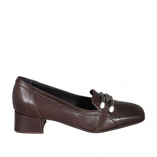 Mocassin à bout carré avec accessoire pour femmes en cuir marron talon 4 - Pointures disponibles:  32, 33, 43, 44, 45