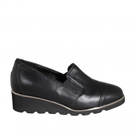 Woman's mocassin with elastic bands, captoe and removable insole in black leather wedge heel 4 - Available sizes:  42, 43