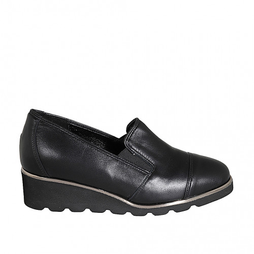 Mocassin pour femmes avec élastiques, bout droit et semelle interieur amovible en cuir noir talon compensé 4 - Pointures disponibles:  42, 45