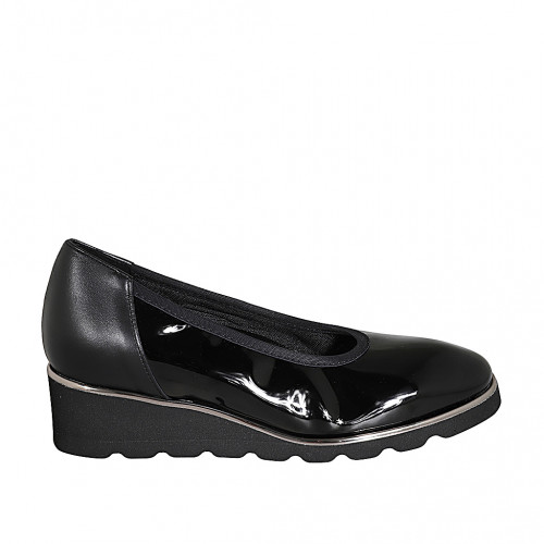 Woman's pump with removable insole in black patent leather and leather wedge heel 4 - Available sizes:  34, 43