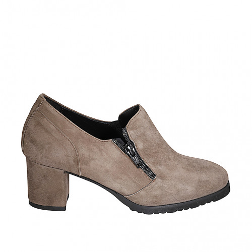 Scarpa accollata da donna con elastico, cerniera e plantare estraibile in camoscio taupe tacco 6 - Misure disponibili: 33, 43, 44, 45