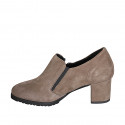 Scarpa accollata da donna con elastico, cerniera e plantare estraibile in camoscio taupe tacco 6 - Misure disponibili: 33, 43, 44, 45