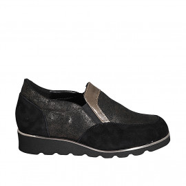 Woman's mocassin with elastic bands and removable insole in black and brass-colored laminated suede wedge heel 3 - Available sizes:  32, 33