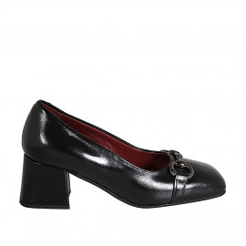 Zapato de salon con accessorio en charol negro para mujer tacon 5 - Tallas disponibles:  32, 42