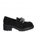 Mocassino da donna con catena di color argento intrecciata in camoscio nero tacco 5 - Misure disponibili: 32, 33, 34, 42, 43