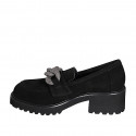 Mocassino da donna con catena di color argento intrecciata in camoscio nero tacco 5 - Misure disponibili: 32, 33, 34, 42, 43