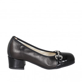 Woman's pump with removable insole, accessory and captoe in black leather and patent leather heel 3 - Available sizes:  32, 44