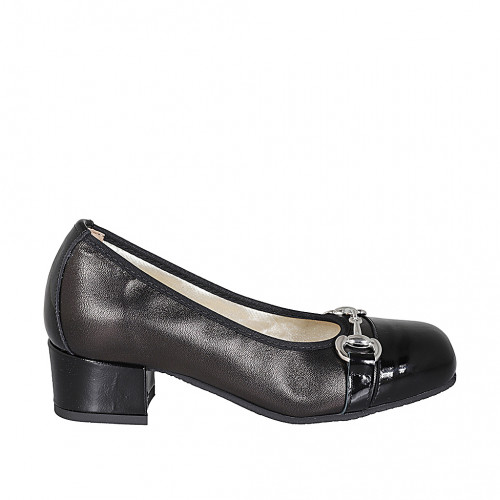 Woman's pump with removable insole, accessory and captoe in black leather and patent leather heel 3 - Available sizes:  32, 42, 43, 44, 46