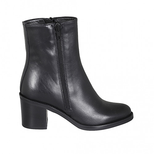 Woman's ankle boot in black leather...