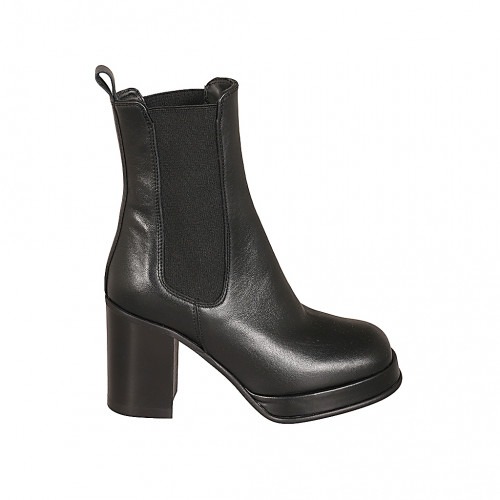 Woman's ankle boot in black leather...