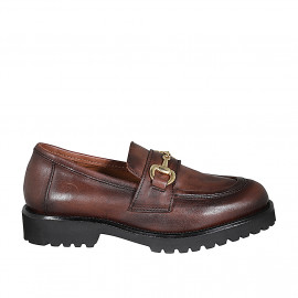 Mocasino con accesorio para mujer en piel cognac tacon 3 - Tallas disponibles:  32, 34, 43, 45