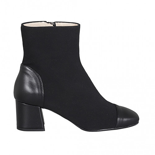 Woman's ankle boot in black elastic...