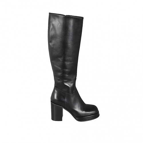 Woman's boot with squared tip, zipper...