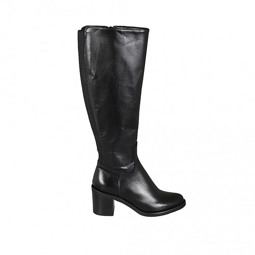 Woman's boot with elastic and zipper...