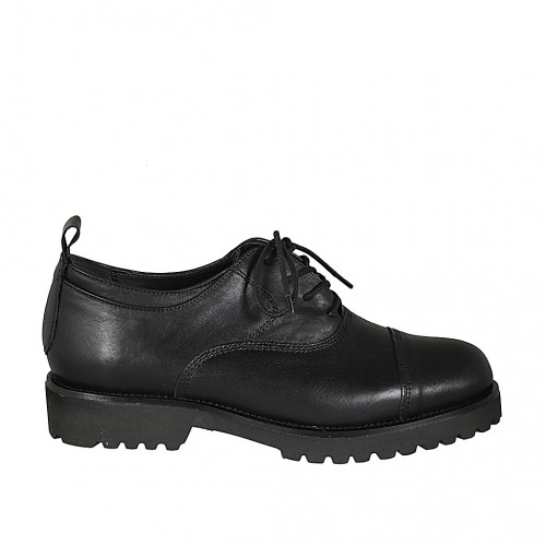 Woman's laced Oxford shoe in black...