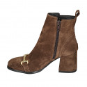 Botines a punta cuadrada para mujer con cremallera y accesorio en gamuza marron tacon 6 - Tallas disponibles:  42, 45