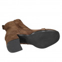 Botines a punta cuadrada para mujer con cremallera y accesorio en gamuza marron tacon 6 - Tallas disponibles:  42, 45