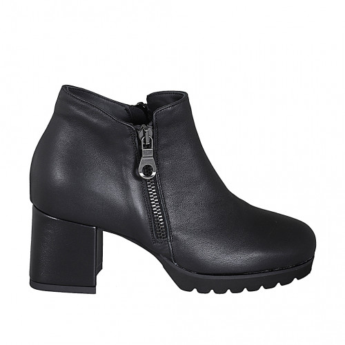 Woman's ankle boot in black leather...