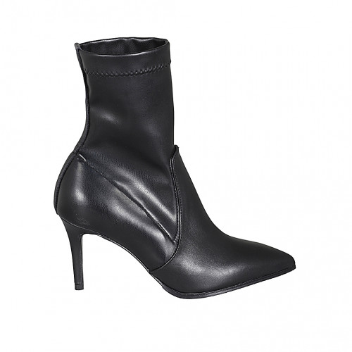 Woman's pointy ankle boot in black...