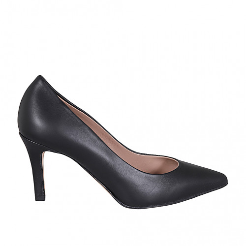 Women's pointy pump in black leather...