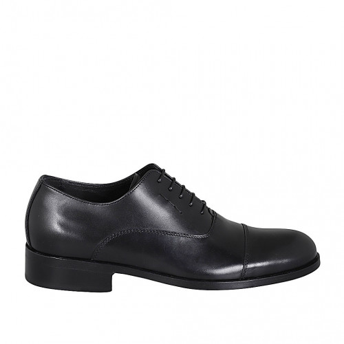 Men's laced Oxford shoe in black...