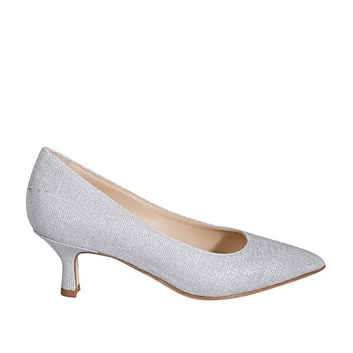 Woman's pointy pump in silver...