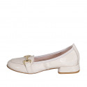 Mocasín para mujer con accesorio en charol color crema tacon 2 - Tallas disponibles:  32, 33, 34, 35, 42, 43, 44, 45