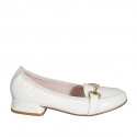 Mocasino para mujer con accesorio en piel color crema tacon 2 - Tallas disponibles:  32, 33, 34, 35, 42, 43, 44, 45