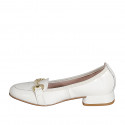 Mocasino para mujer con accesorio en piel color crema tacon 2 - Tallas disponibles:  32, 33, 34, 35, 42, 43, 44, 45