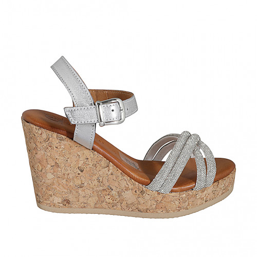 Sandalo da donna con cinturino, plateau e strass in pelle laminata argento zeppa 9 - Misure disponibili: 33, 34, 35