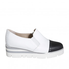 Woman's highfronted shoe in white and black leather with elastics and captoe wedge heel 4 - Available sizes:  33, 34, 35, 42, 43, 44, 46