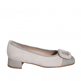 Zapato de salon con accessorio en gamuza beis arena y gris tacon 3 - Tallas disponibles:  33, 35, 43, 44, 45