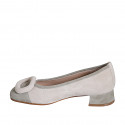 Zapato de salon con accessorio en gamuza beis arena y gris tacon 3 - Tallas disponibles:  33, 34, 35, 43, 44, 45, 46