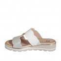 Mule para mujer con elastico y boton en piel blanca y platino cuña 3 - Tallas disponibles:  32, 33, 34, 35, 42, 43, 44, 45, 46