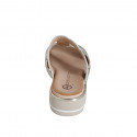 Mule para mujer con elastico y boton en piel blanca y platino cuña 3 - Tallas disponibles:  32, 33, 34, 35, 42, 43, 44, 45, 46