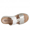 Mule para mujer con elastico y boton en piel blanca y platino cuña 3 - Tallas disponibles:  32, 33, 34, 35, 42, 43, 44, 45, 46