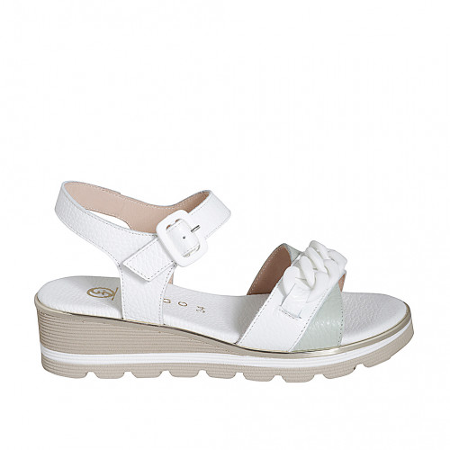 Sandale pour femmes avec courroie et chaîne en cuir blanc et vert clair talon compensé 4 - Pointures disponibles:  32, 33, 34, 35, 42, 43, 44, 45, 46