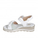 Sandale pour femmes avec courroie et chaîne en cuir blanc et vert clair talon compensé 4 - Pointures disponibles:  32, 33, 34, 35, 42, 43, 44, 45, 46