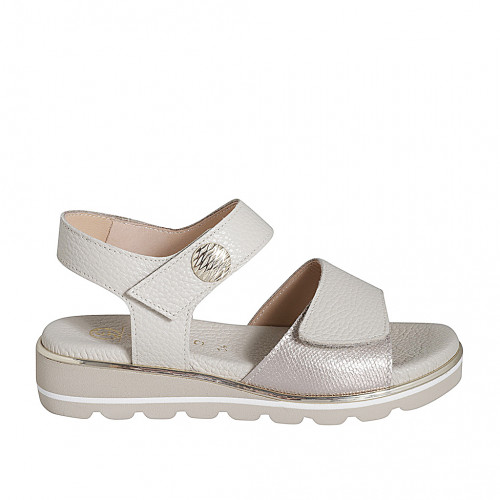 Sandale pour femmes avec fermeture velcro et bouton en cuir beige et cuir imprimé platine talon compensé 3 - Pointures disponibles:  32, 33, 34, 35, 42, 43, 44, 45, 46