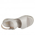 Sandalo da donna con velcro e bottone in pelle beige e pelle stampata laminata platino zeppa 3 - Misure disponibili: 32, 33, 34, 35, 42, 43, 44, 45, 46