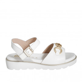 Sandale pour femmes avec accessoire et courroie en cuir blanc talon compensé 3 - Pointures disponibles:  32, 33, 34, 35, 42, 43, 44, 45, 46